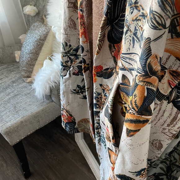 Sleeveless Floral Hooded Vest NWOT - Picture 6 of 7